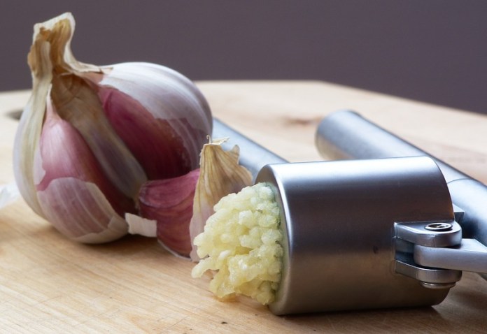 garlic_press_and_garlic